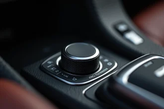 Gros plan sur le bouton AMG Dynamics d'un volant Mercedes-AMG en intérieur de voiture sportive